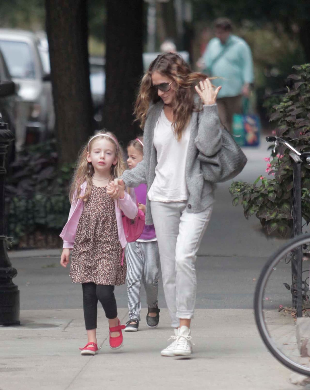 La actriz lleva a la escuela a sus encantadoras Tabitha y Marion.
