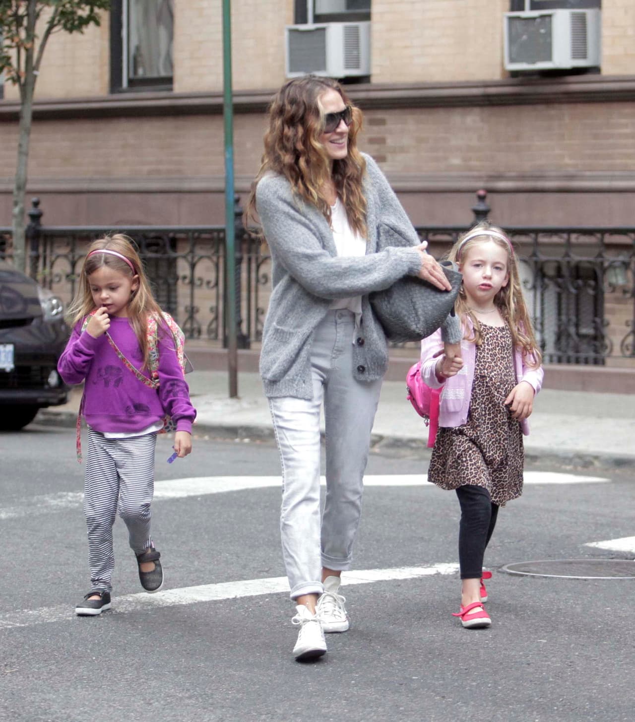 La actriz lleva a la escuela a sus encantadoras Tabitha y Marion.