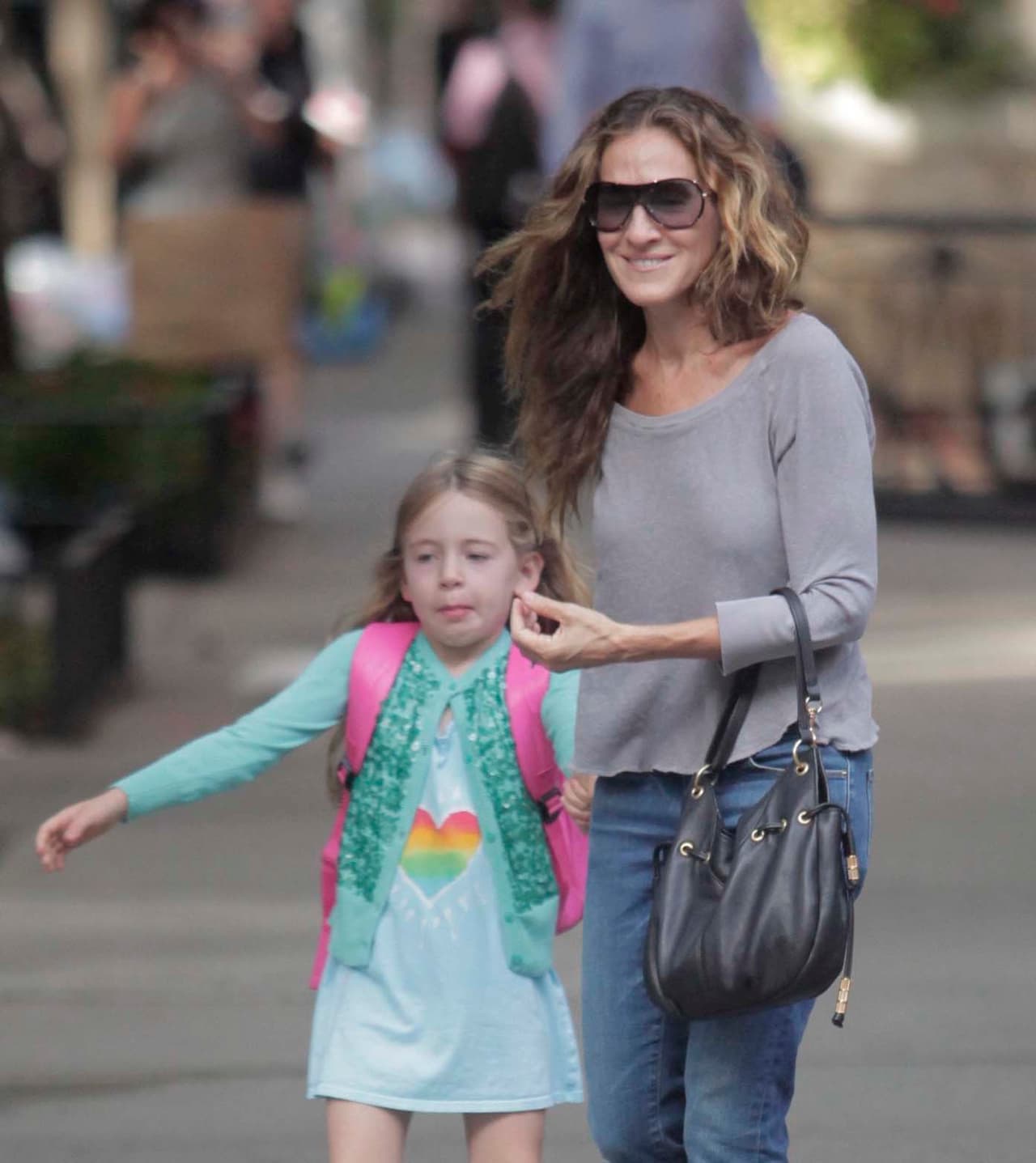 La actriz lleva a la escuela a sus encantadoras Tabitha y Marion.