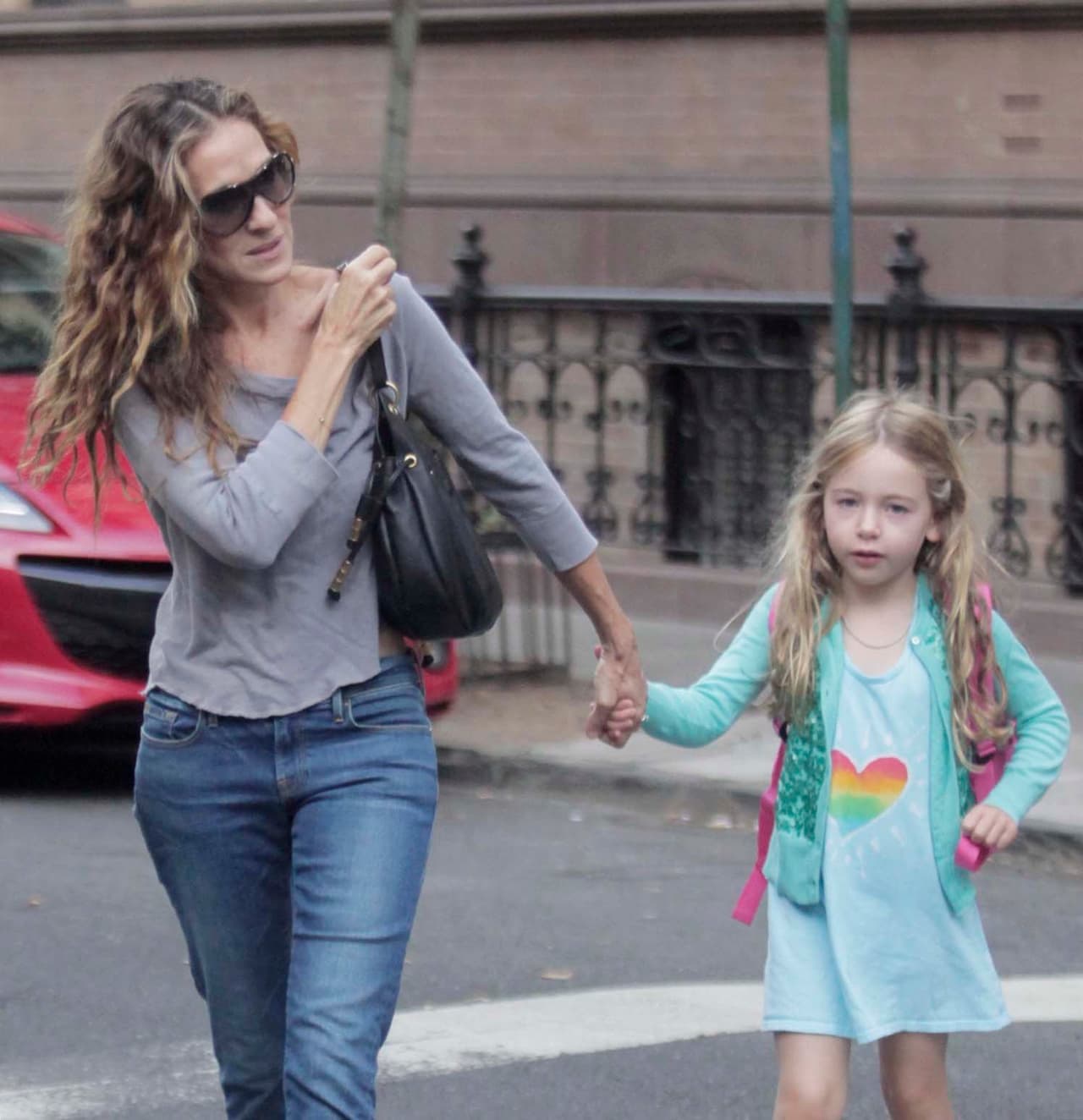 La actriz lleva a la escuela a sus encantadoras Tabitha y Marion.
