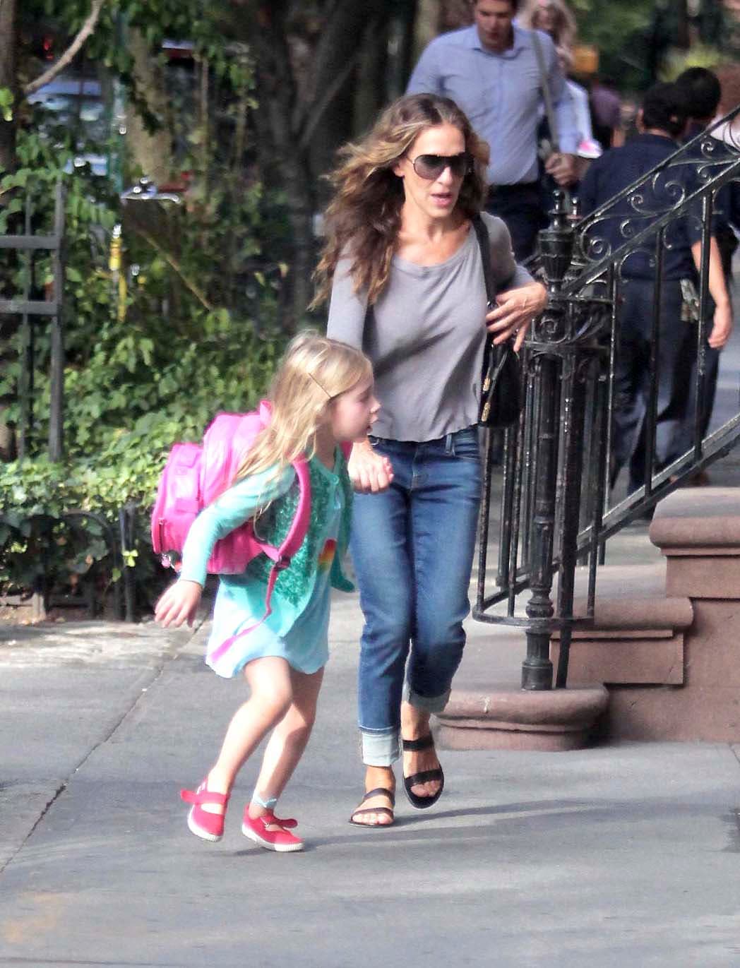 La actriz lleva a la escuela a sus encantadoras Tabitha y Marion.