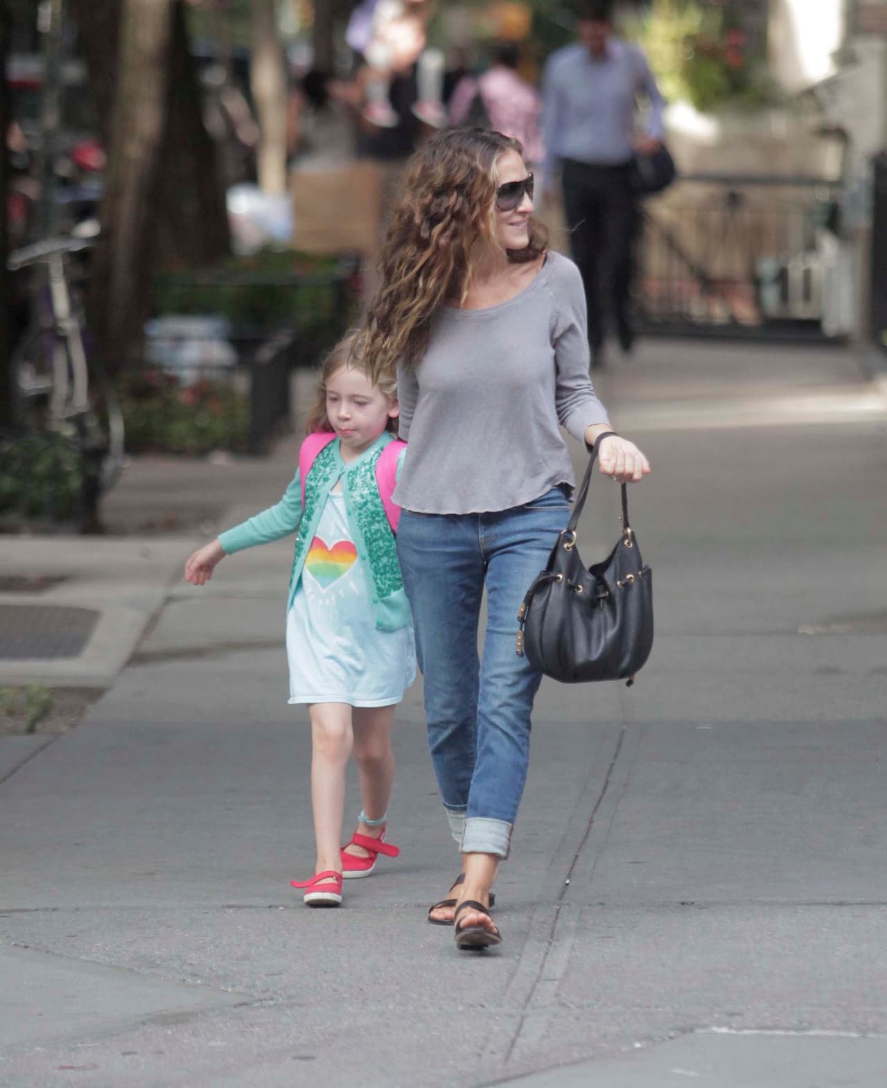 La actriz lleva a la escuela a sus encantadoras Tabitha y Marion.