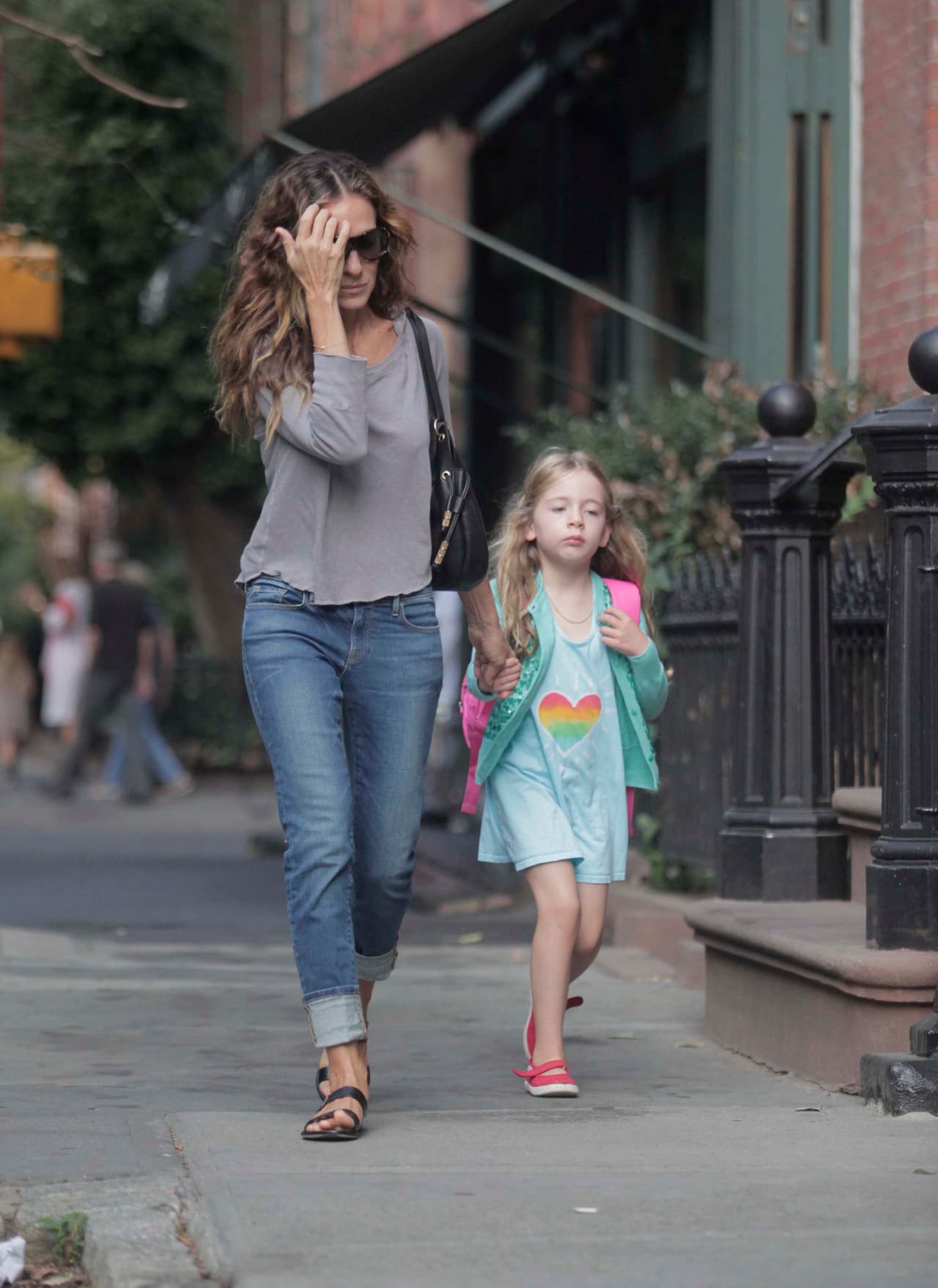 La actriz lleva a la escuela a sus encantadoras Tabitha y Marion.