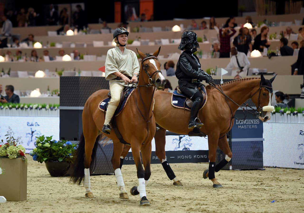 Kaley se aseguró de llevar las medidas adecuadas de seguridad, como su casco, ¡además de su infaltable espada láser!