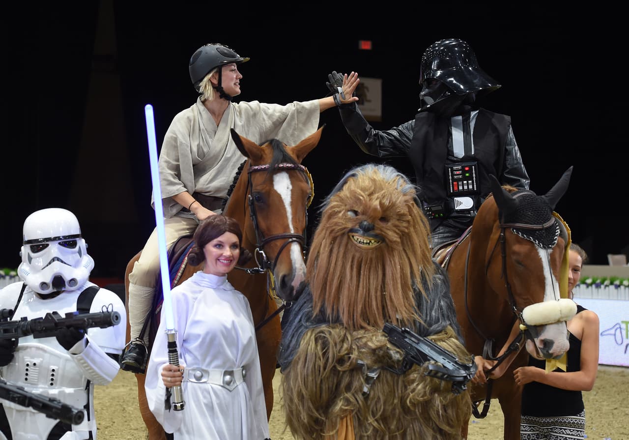 Para poder entrar en la competencia, las reglas decían que el equipo debía ingresar disfrazados.