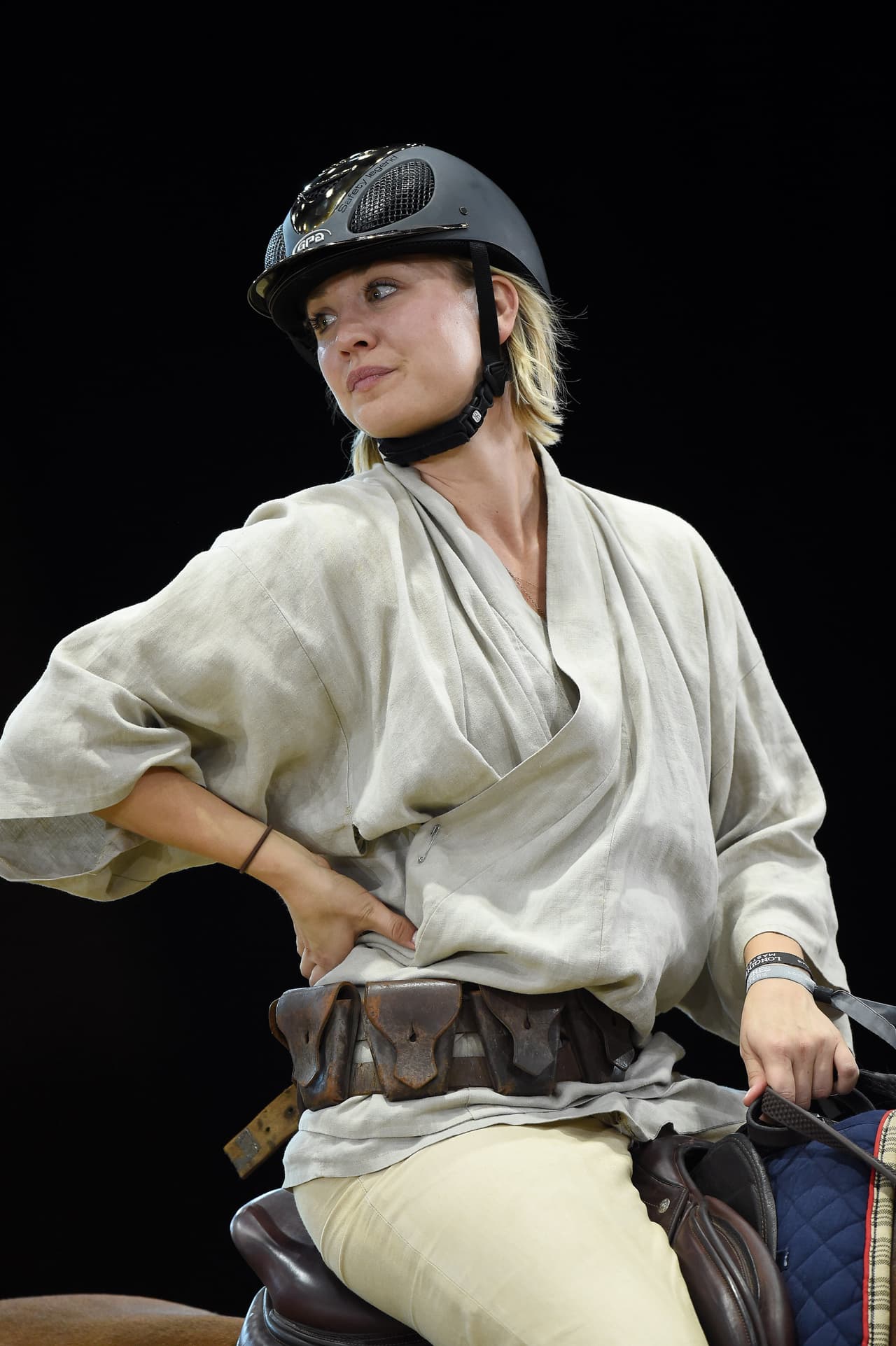 La actriz de 29 años demostró sus impresionantes habilidades sobre el caballo.