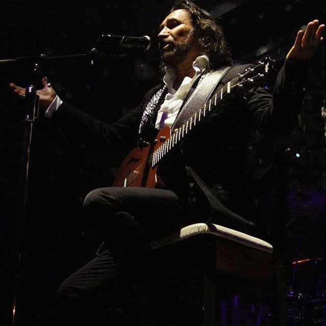 Es así como este cantautor mexicano con 40 años de trayctoria artística, más de 300 canciones grabadas y poco más de 20 discos editados es una leyenda que ha impregnado el escenario con su talento.