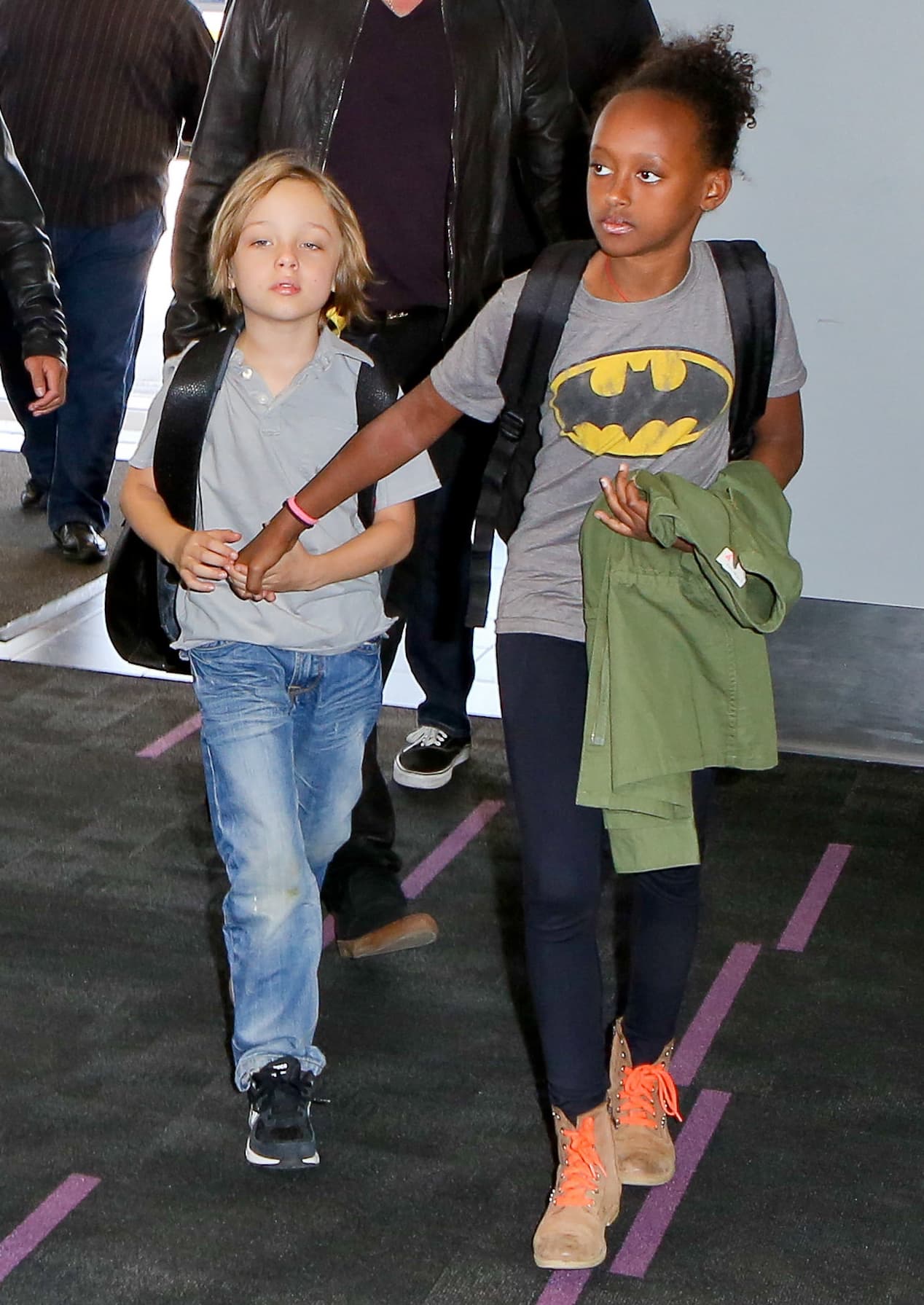 El famoso matrimonio arribó al aeropuerto de Los Ángeles en compañía de todos sus hijos, ¡son una linda familia!