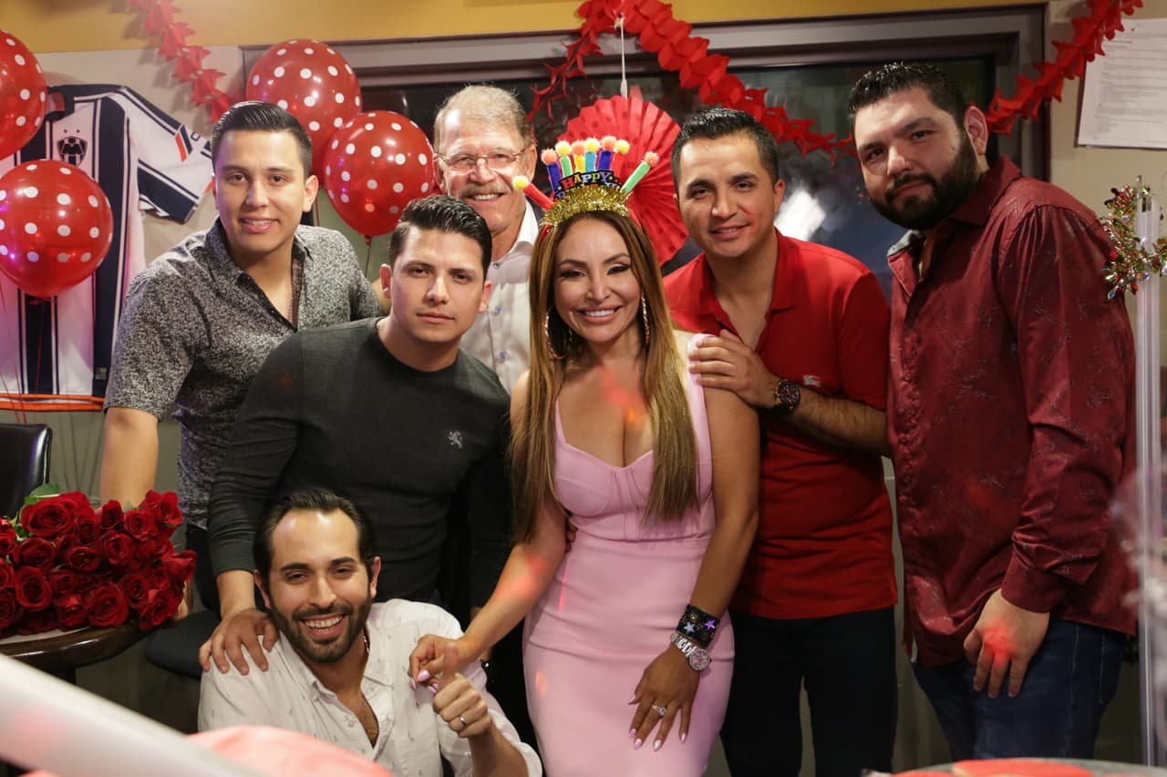 Y La Arrolladora Banda el Limón llegó para cantarle las mañanitas.