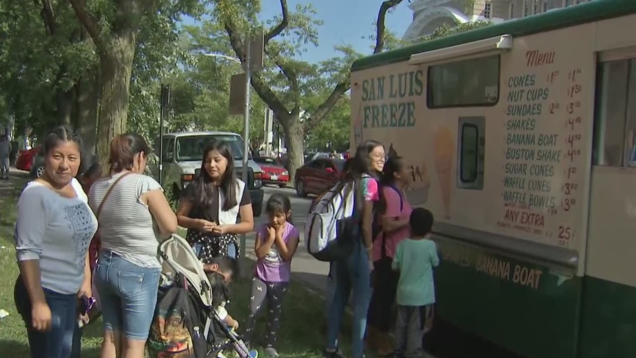 Se unen en Logan Square para apoyar a un heladero cuya esposa tiene cáncer