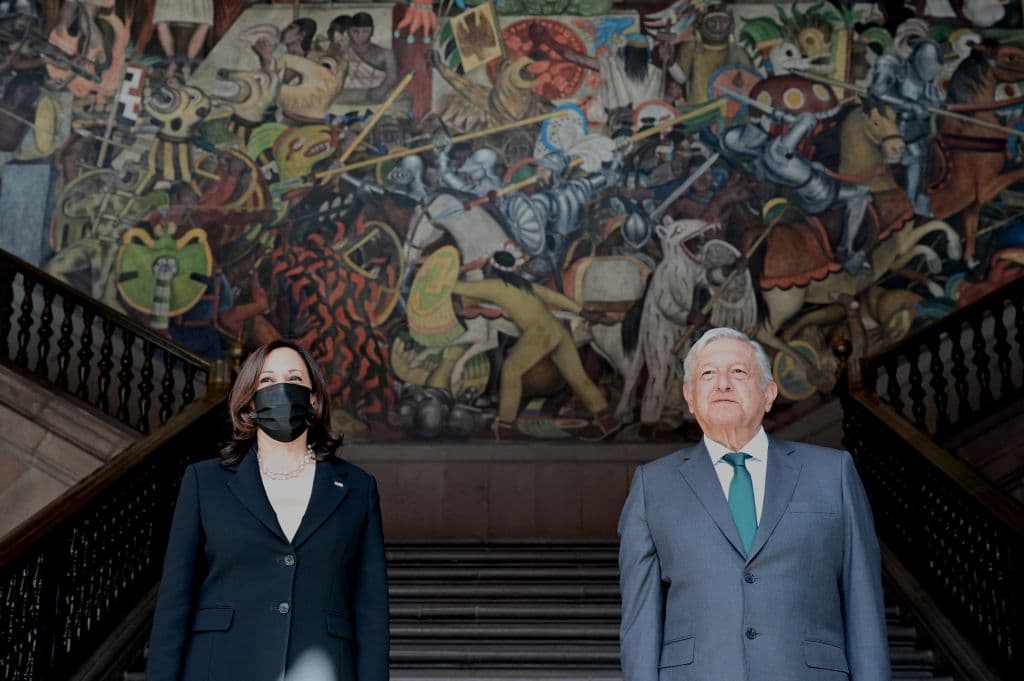 La vicepresidenta de Estados Unidos, Kamala Harris, y el presidente mexicano, Andrés Manuel López Obrador, a su llegada al Palacio Nacional, el 8 de junio de 2021, en la Ciudad de México.