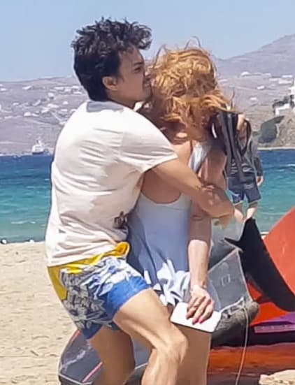 Egor de manera agresiva la alcanza y jalonea, intentando que suelte el teléfono.