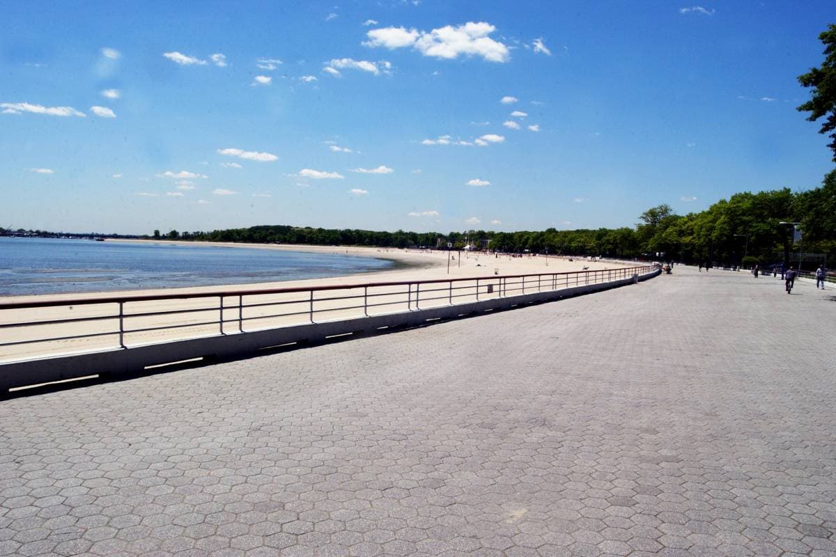 <a href="https://www.nycgo.com/venues/orchard-beach/" target="_blank">Orchard Beach</a> - Qué Hacer en Nueva York