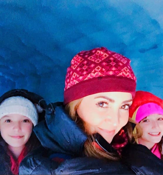 Andrea Legarreta junto a sus hijas, Mía y Nina disfrutaron a lo grande de varias zonas de interés turístico en Islandia.