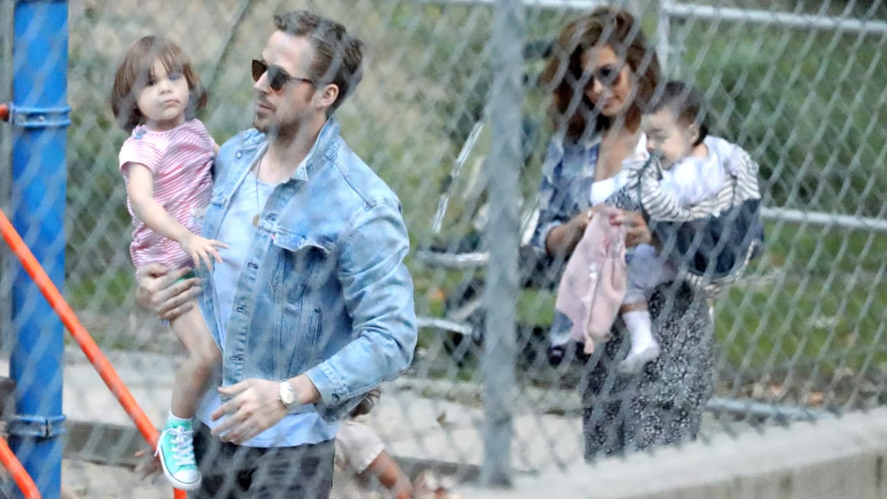 Eva Mendes y Ryan Gosling llevan a sus hijas al parque