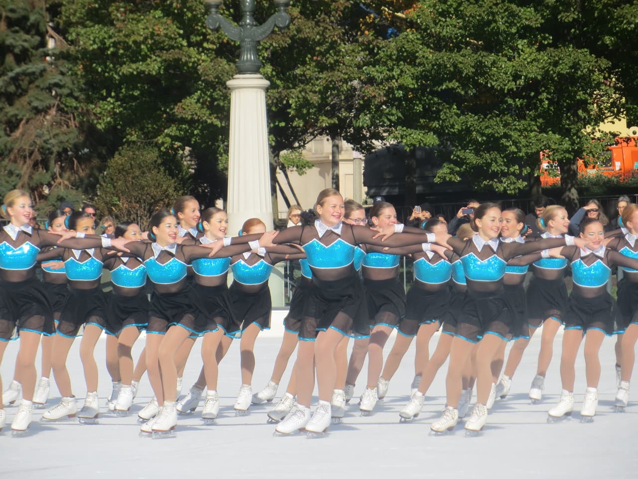 Como parte de la ceremonia de inauguración hubo varias exhibiciones de baile sincronizado sobre hielo.