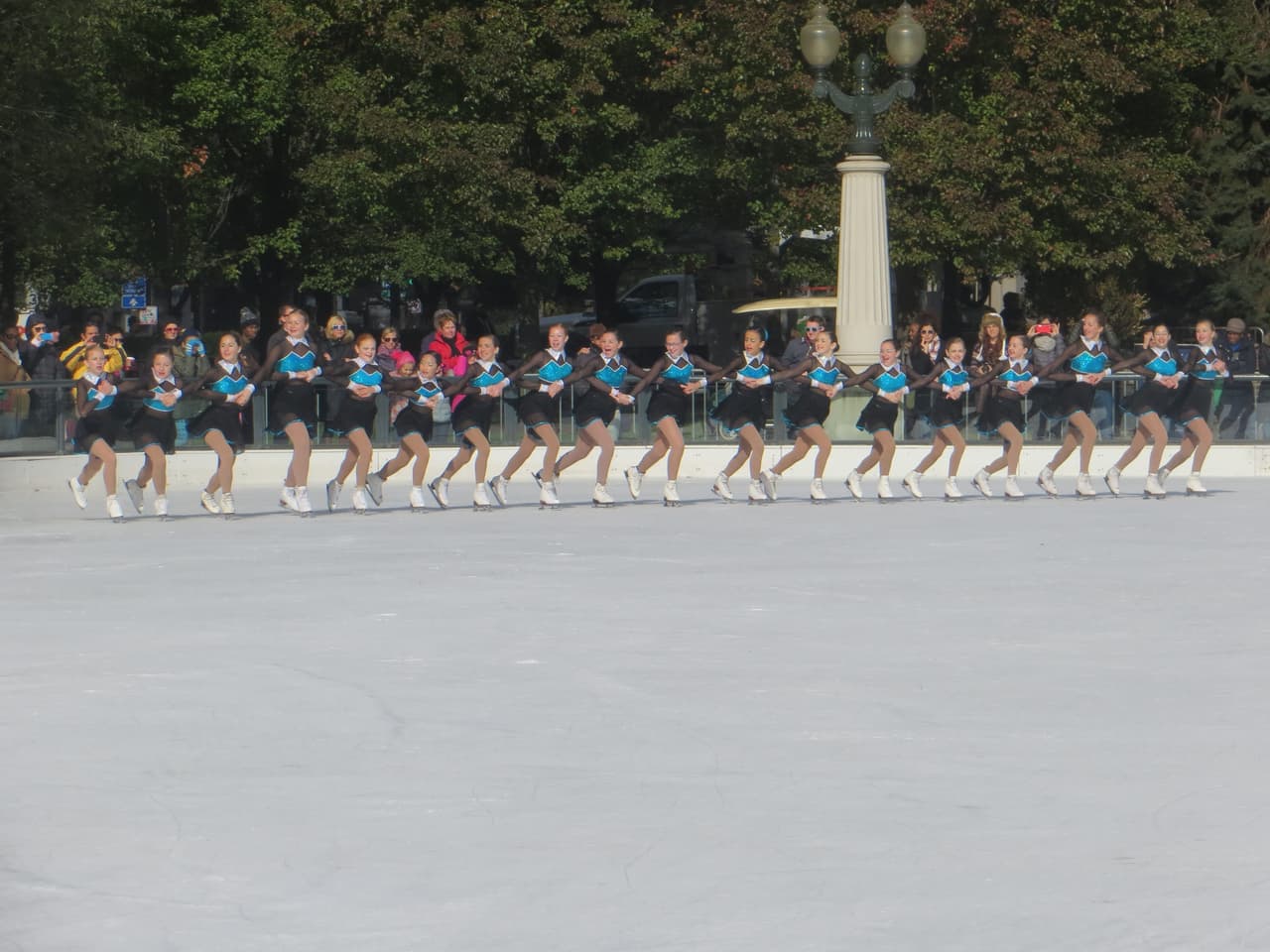 De lunes a jueves está abierto de 12 pm a 8 pm. Viernes de 12 pm a 10 pm; sábados de 10 am a 10 pm y domingos de 10 am a 9 pm.