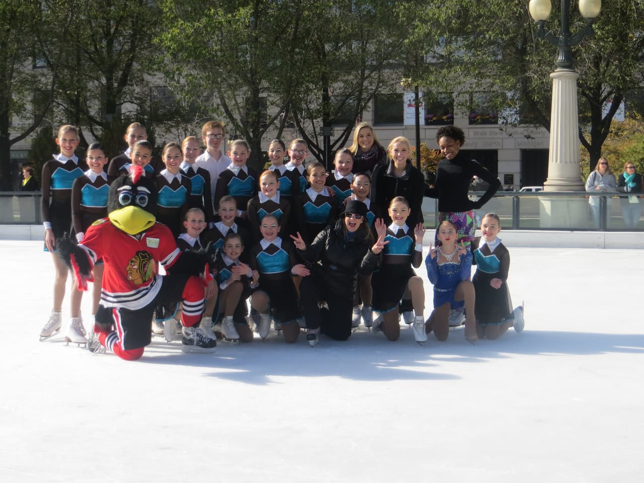 Y la mascota de los Blackhawks también hizo una actuación especial.