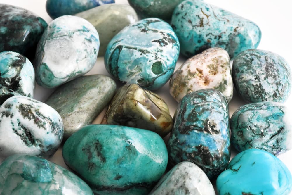 Además, para los aztecas era la "piedra de los dioses" y la utilizaron como amuleto poderoso contra el mal y en sus armas con el fin de aumentar su eficacia en el ataque. En Egipto también la usaban para adornos y joyas. La momia de Tutankamon tiene incrustaciones de turquesa mezcladas con oro.