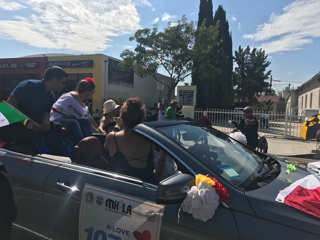 Erika Reyna acompañó a otros locutores y talentos de Univision durante una caravana para celebrar las 'Fiestas Patrias' en el sur de California.