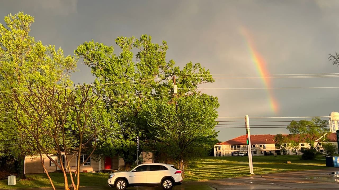 En Ennis, dentro del condado de Ellis, los vientos dañaron algunos autos y estructuras, pero luego de las tormentas un arcoíris dio color al paisaje.