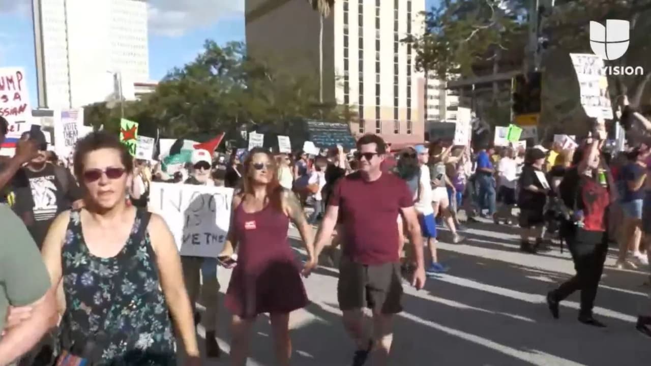 <b>Participación juvenil</b>: jóvenes hijas de inmigrantes sostienen pancartas que reflejan orgullo cultural, identidad, y exigencia de derechos, mostrando creatividad y compromiso cívico.