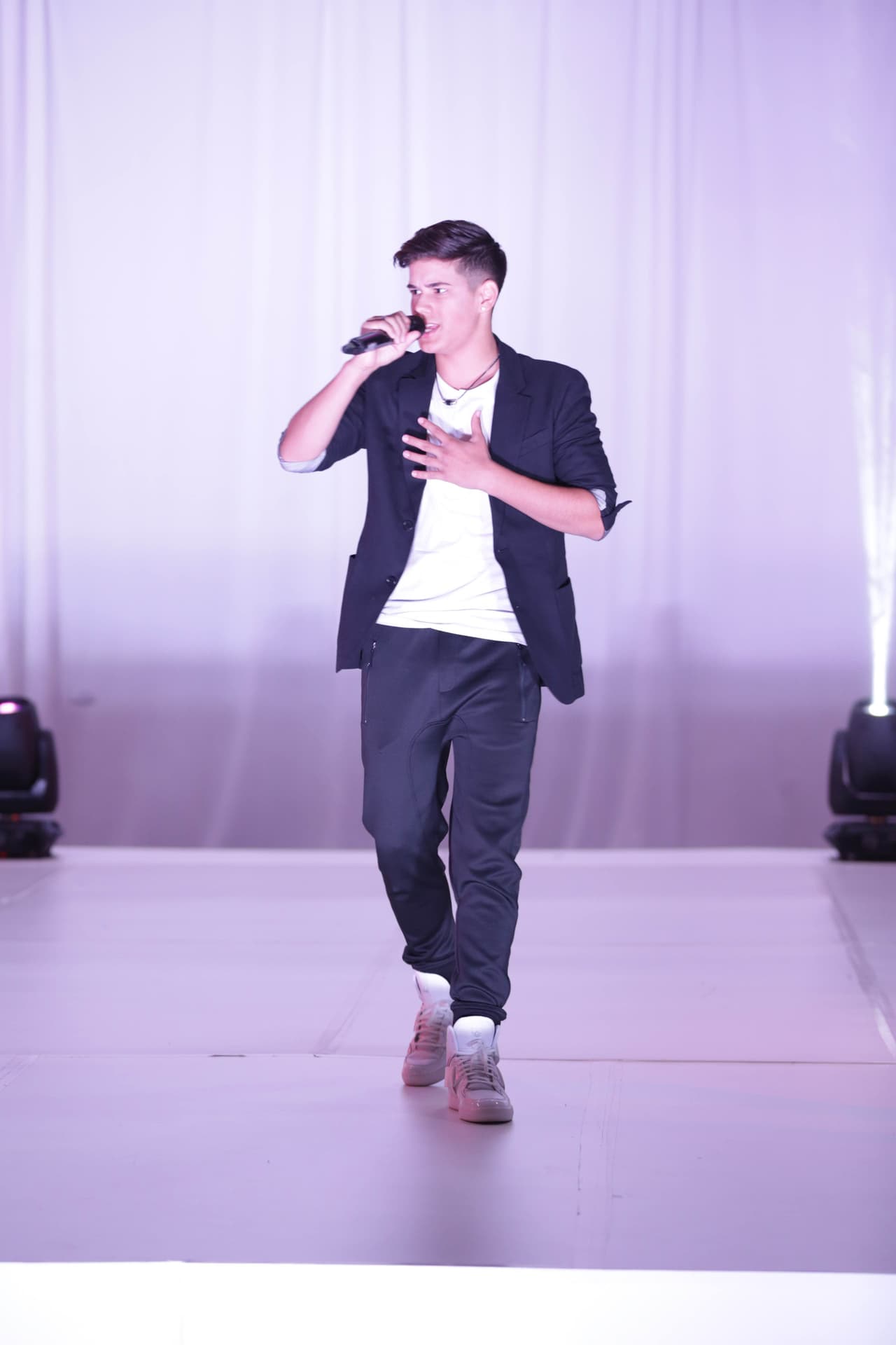 José Antonio sigue al pie de la letra los consejos de su madre. Gracias a ella ha llegado a triunfar en La Banda.