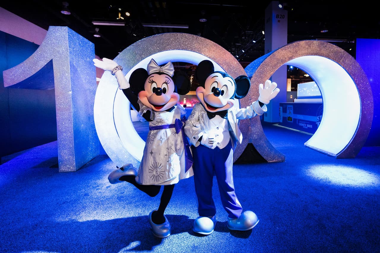 <b><a href="https://www.fi.edu/disney100-the-exhibition">Disney100: The Exhibition at The Franklin Institute (A partir del 18 de febrero)</a></b>. The House of Mouse celebra un siglo de audiencias deslumbrantes con una nueva exposición, que se estrena mundialmente en Filadelfia. Disney100: The Exhibition, abre las bóvedas para vislumbrar tras bambalinas la creación de los personajes, películas, espectáculos y atracciones más populares de la compañía, y ofrece 10 galerías temáticas con instalaciones interactivas que cubren todo, desde Blancanieves hasta Star Wars.