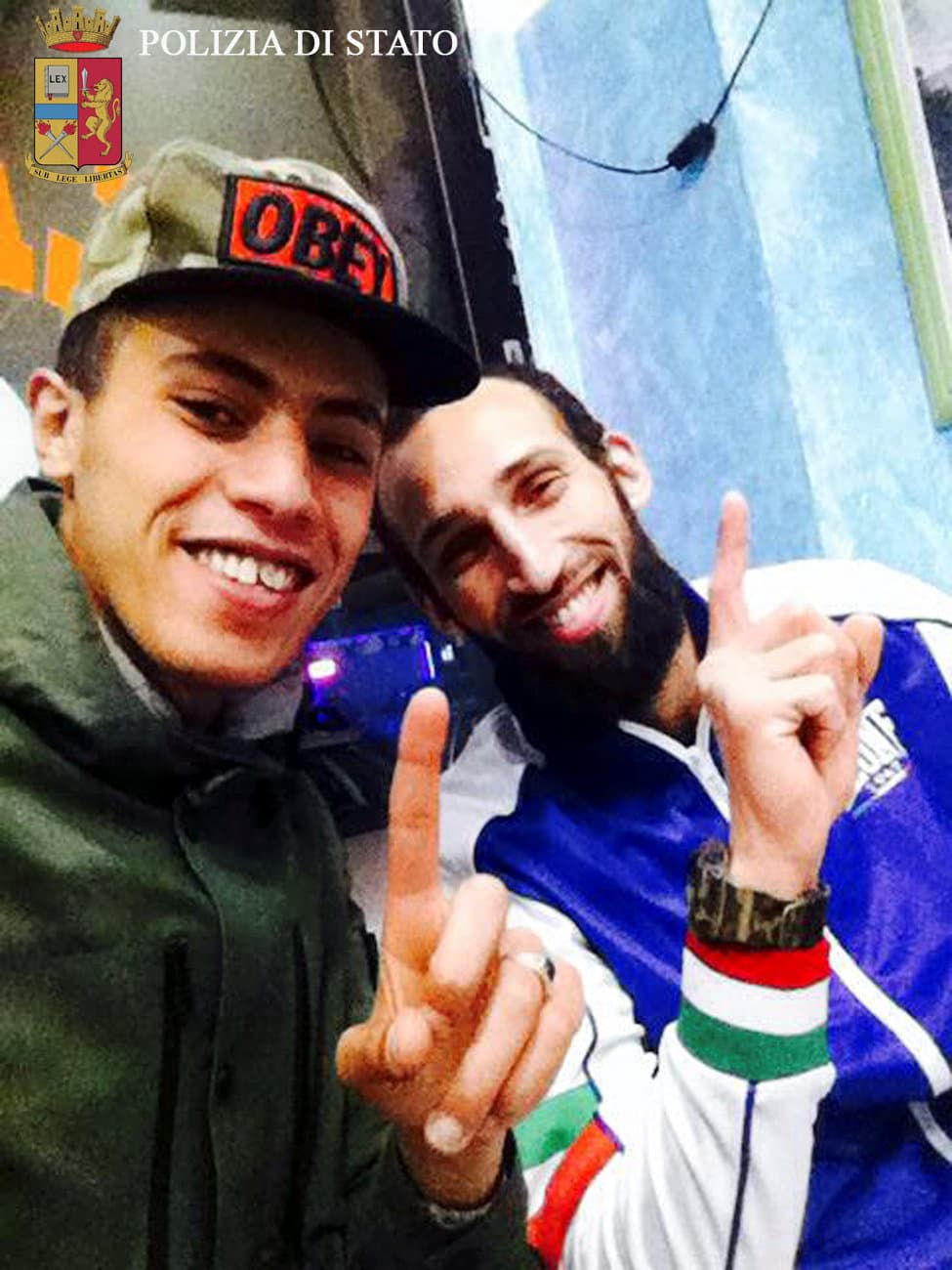 Fotografía entregada por la policía italiana de unos hombres identificados como Moutaharrik Abderrahim (derecha) y Khachia Abderrahmane. 28 de abril de 2016.