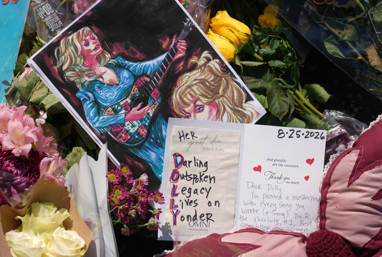 Con una carrera de siete décadas, Dolly acumuló 11 premios Grammy, más de 26 sencillos número uno en las listas de Billboard —un récord histórico para una artista femenina— y ventas superiores a los 100 millones de álbumes. Su versatilidad la llevó incluso a conquistar el mundo del rock en 2022 con su álbum
<i>Rockstar</i>, tras su ingreso al Salón de la Fama del Rock and Roll.
