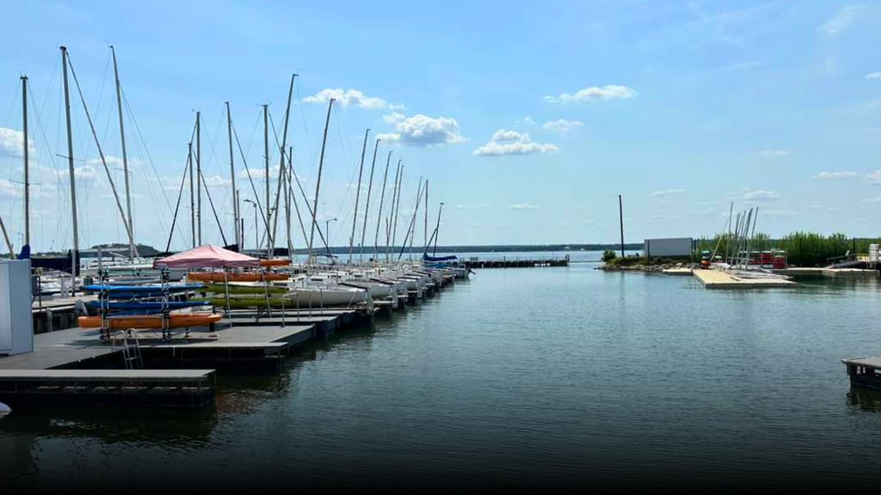 <h3 class="cms-H3-H3">El hallazgo </h3>
<br>Autoridades recuperaron este domingo por la tarde 
<b>un cuerpo en Eagle Mountain Lake, en la misma zona donde un hombre fue reportado desaparecido el sábado después de que sus dos hijos fueron rescatados del agua</b>. De acuerdo con el Distrito Regional de Agua de Tarrant (TRWD, por sus siglas en inglés), el hallazgo ocurrió alrededor de las 3:25 p.m., cerca de Crest Point, en la parte sureste del lago. Ese punto 
<b>coincide con el área donde el sábado, hacia las 5 p.m., un hombre de 50 años fue visto por última vez</b> cuando navegaba con sus hijos en una pequeña embarcación. Los niños fueron rescatados por un navegante que escuchó sus gritos de auxilio. Desde entonces, 
<b>se desplegó un amplio operativo para localizar al padre.</b>