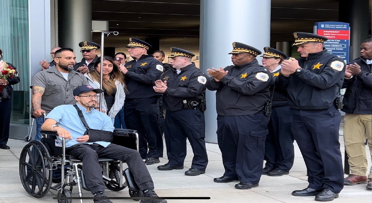 Con honores, oficial de la policía hispano es dado de alta tras ser herido en tiroteo