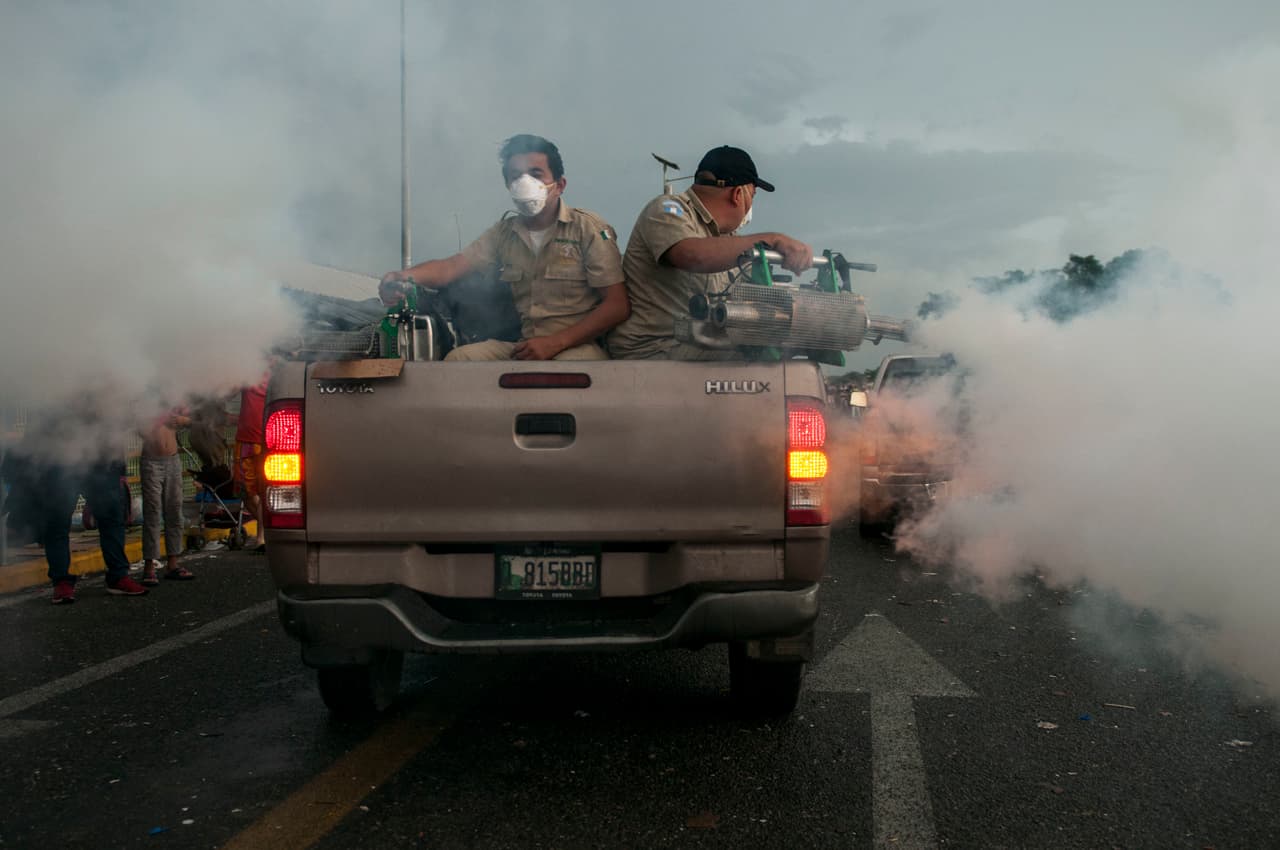 <b>Inmigrantes Fumigados.</b> Trabajadores del Ministrerio de Salud de Guatemala fumigan el puente sobre el río fronterizo Suchiate, allí los migrantes centroamericanos esperan para entrar legalmente a territorio mexicano. Un video de autoridades de México 
<a href="https://www.univision.com/shows/noticiero-univision/indignacion-y-repudio-por-fumigacion-a-migrantes-de-la-caravana-con-la-excusa-de-prevencion-de-enfermedades-video">lanzando gas a los viajantes que descansaban en Huixtla, Chiapas</a>, despertó las críticas de la organizaciones defensoras de migrantes.