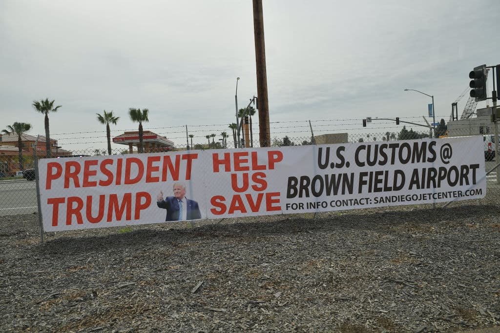 Una pancarta que solicita la ayuda del presidente Trump para salvar el aeropuerto Brown, situado en San Diego, California.