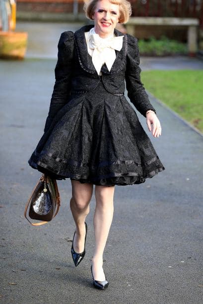 Sino también por sus polémicas apariciones públicas vestido de muñeca y toda clase de disfraces.