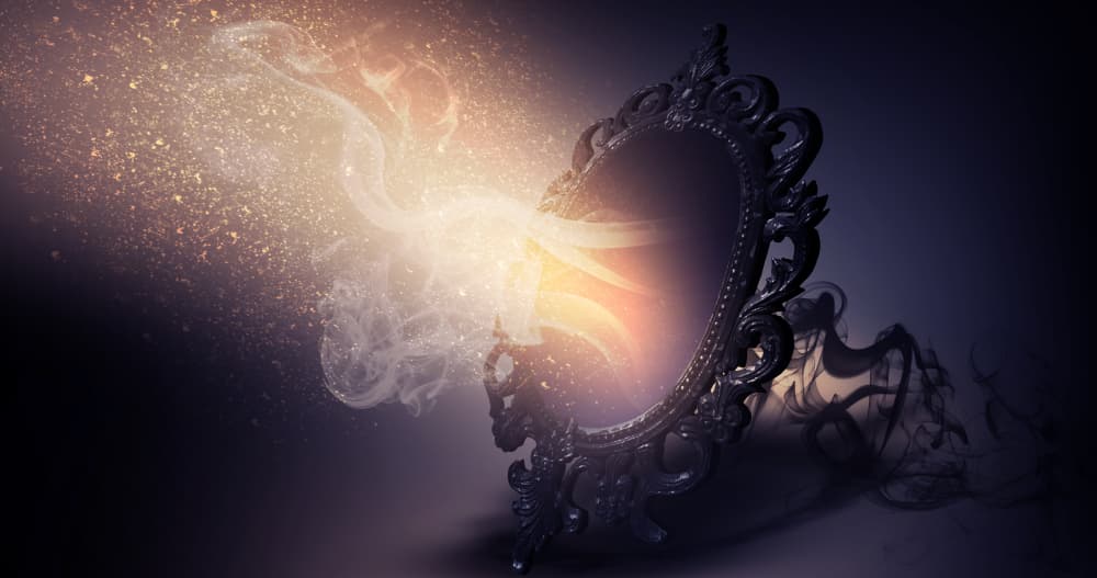 Por otra parte, según la leyenda, el llamado espejo mágico siempre dirá la verdad, aunque duela, y por eso lo consultaban reinas y reyes. Los espejos también se asocian con la Luna, por su condición reflejante y pasiva, pues como nuestro satélite refleja las imágenes, en este caso, la luz solar.