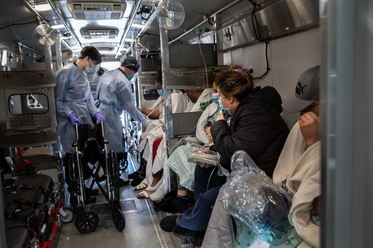 Para estos traslados se ha utilizado un vehículo especializado, conocido como Unidad de Transporte de Evacuación Médica, que lleva a los pacientes en camillas y bancos.