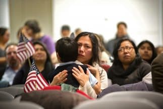 Una mujer inmigrante abraza a su hijo el día en que el presidente Barack Obama anunció la acción ejecutiva, el 20 de noviembre de 2014.