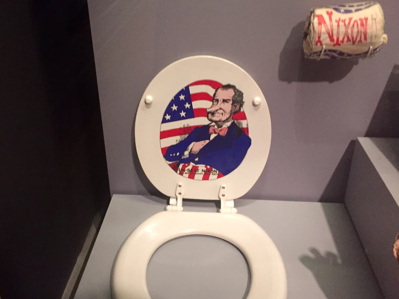 Un W.C. y un papel higiénico contra Richard Nixon en la campaña de 1972.