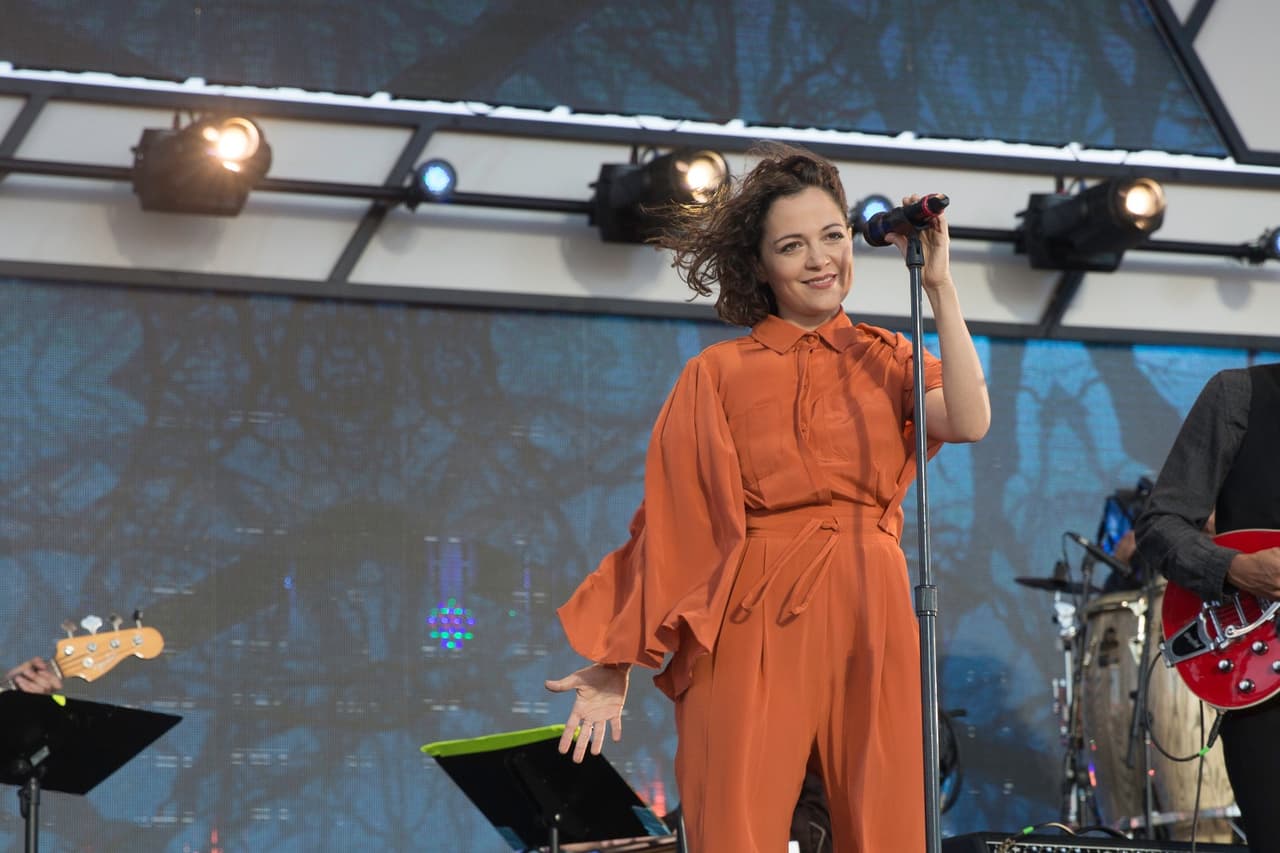 Natalia Lafourcade lució un ‘jumpsuit’ naranja que se bamboleaba con el viento para cantar su canción ‘Hasta la raíz’. Foto: David Maris.