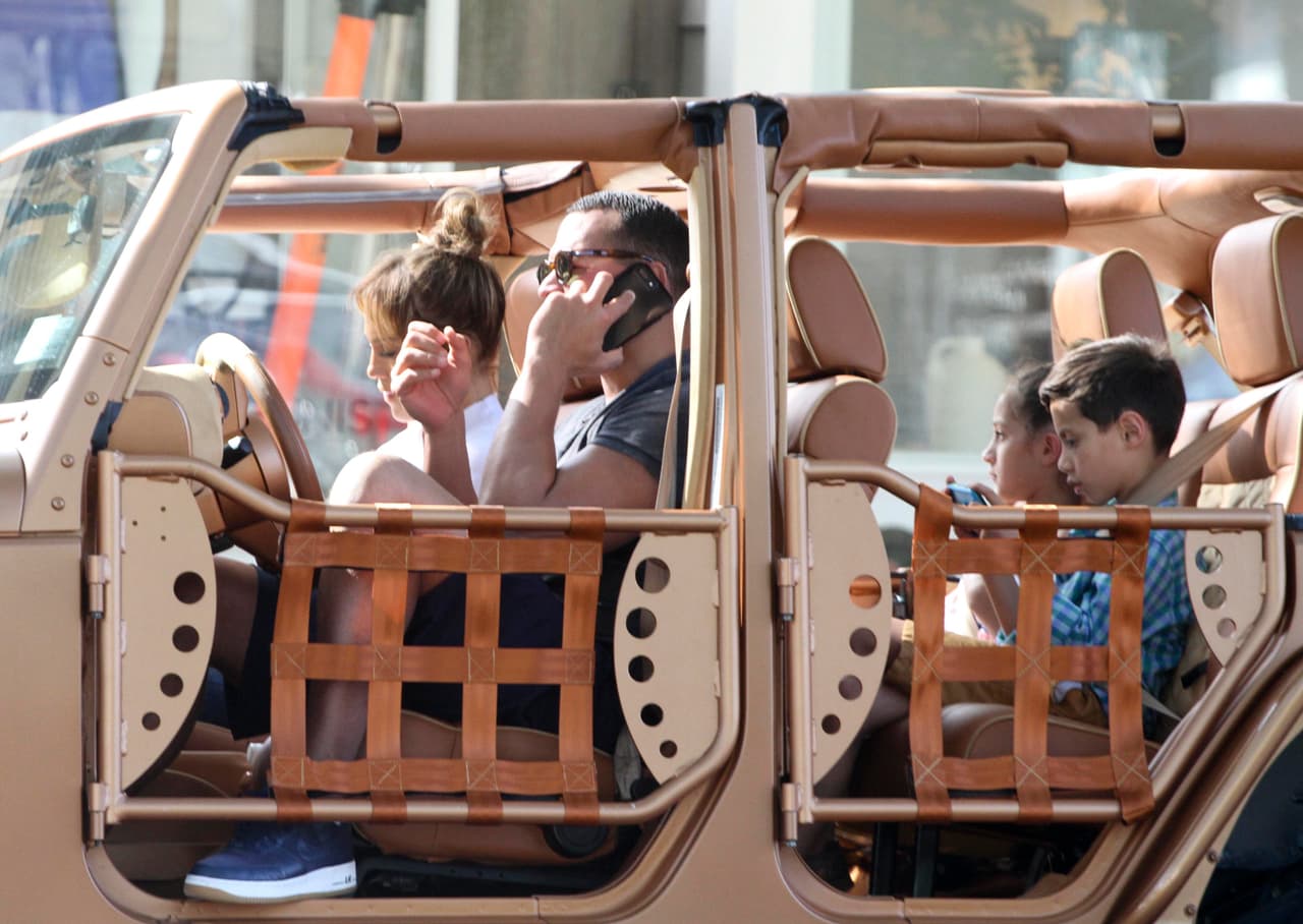 Si una foto dice más que mil palabras, ¿qué dice esta? Alex Rodríguez usando su celular, Jennifer López posiblemente verificando el suyo, Max jugando y al lado, pensativa, su gemela Emme.