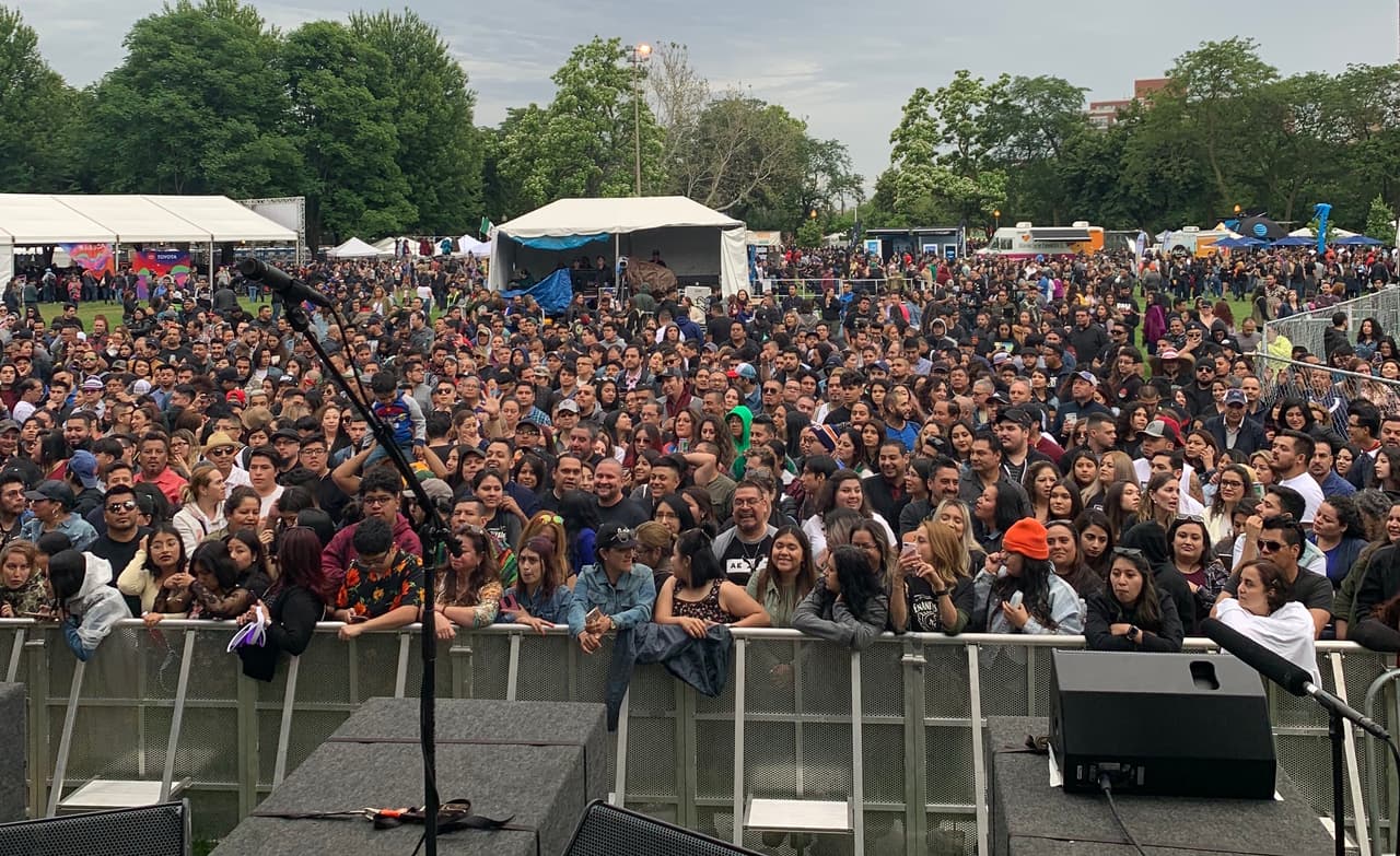 Esta es la vista del público desde el escenario donde 12 grupos y artistas se presentaron.