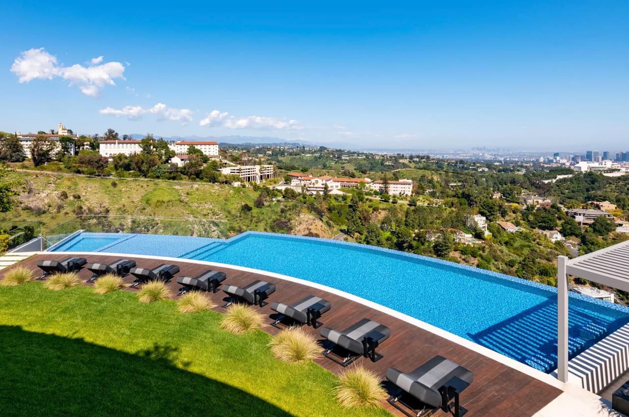 Tiene una enorme 
<b>piscina que mide 72 pies</b>, que cuenta con varios camastros.
<br>