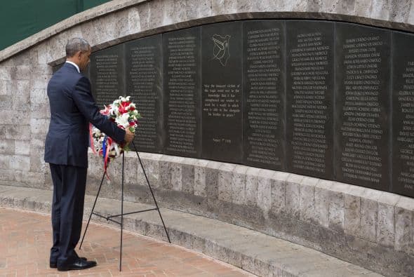 El presidente de EEUU pone una ofrenda floral en el Parque Memorial de Nairobi, en conmemoración del bombardeo a la embajada de su país.