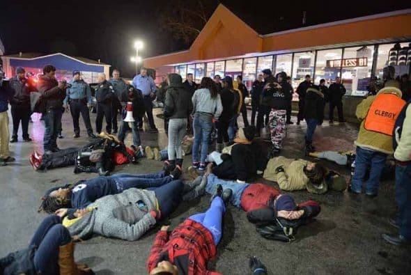 El agente no llevaba su cámara corporal y la cámara del salpicadero de su auto no estaba activada porque no se habían encendido las luces de emergencia, dijo Belmar. Con la información de The Associated Press