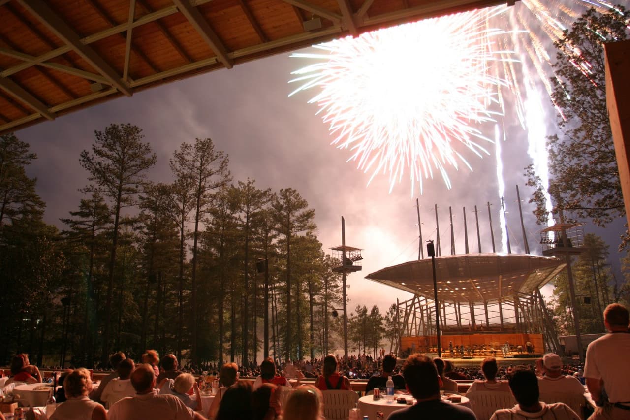 <b><a href="https://www.boothamphitheatre.com/events/detail/the-town-of-cary-presents-independence-day-celebration-1">Town of Cary Independence Day Celebration (4 de julio)</a></b>. Con la apertura de puertas a las 3:30 p.m., la Cary Town Band inicia la música a las 5:30 p.m., seguida de una actuación patriótica de la Sinfónica de Carolina del Norte y fuegos artificiales sobre el hermoso lago Symphony para culminar la noche.