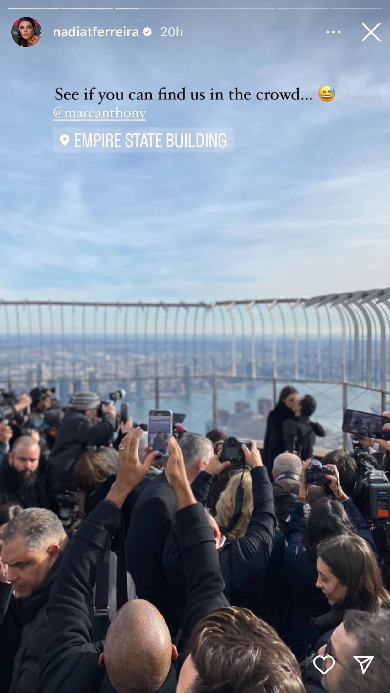 Sin embargo, el portal de la revista ¡Hola! aseguró que la joven de 23 años "estaba inmersa en la búsqueda de un vestido ideal con el que podría dar el 'sí, acepto'".