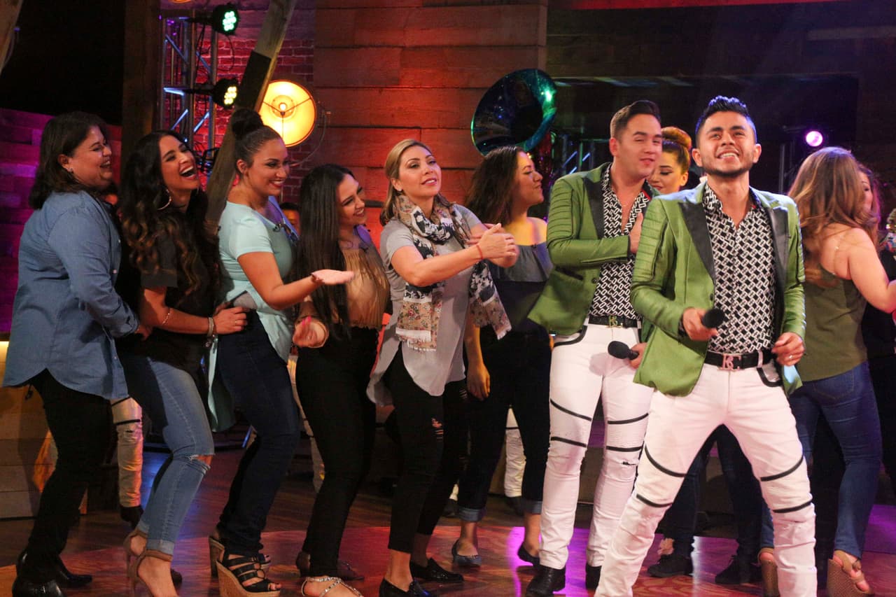 La Reina de la Canción se engalanó con la visita de Banda Carnaval, quienes interpretaron su éxito 'Ella es mi mujer' para todas las concursantes y aprovecharon para mostrar sus mejores pasos de baile.