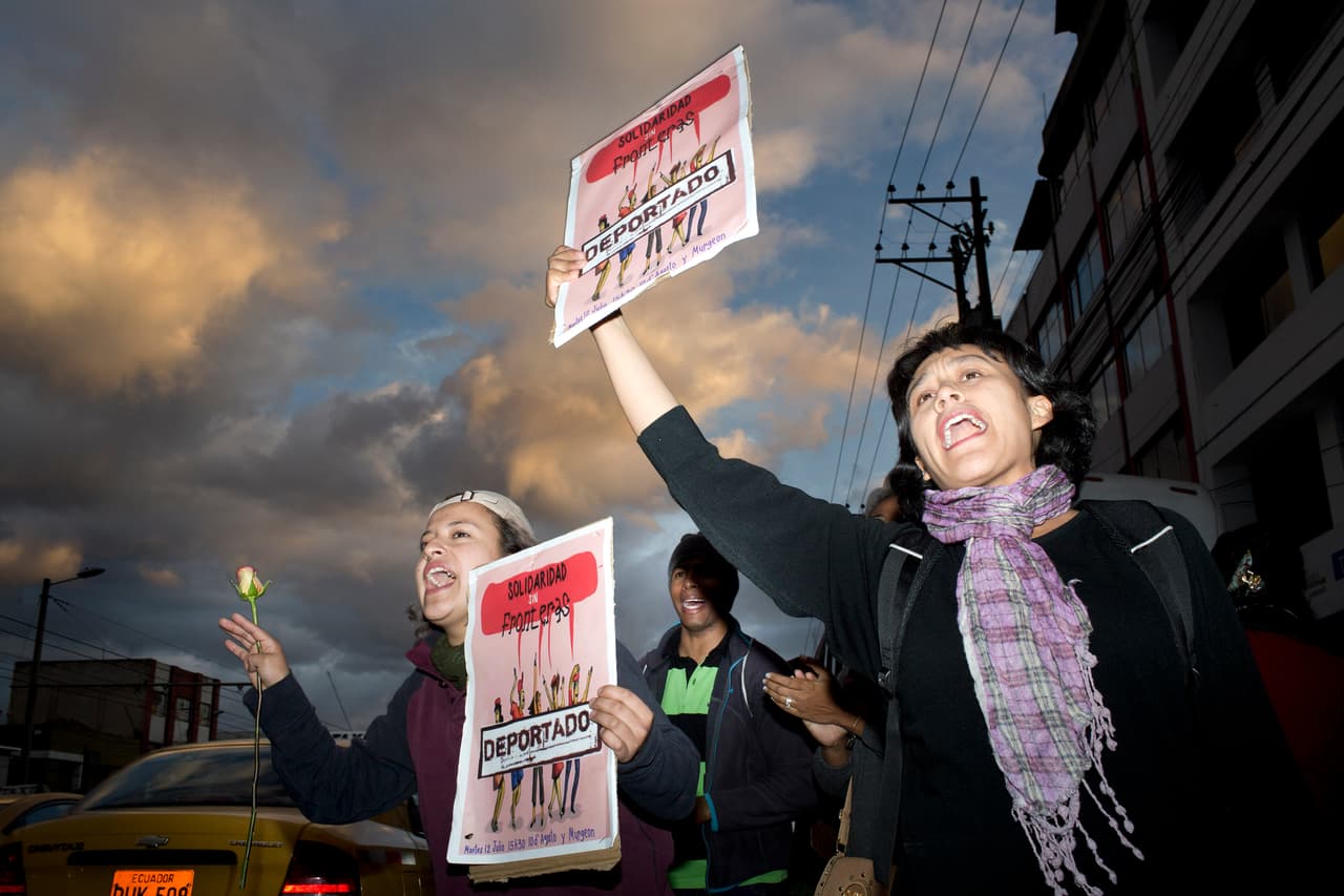 Un grupo de activistas quiteños acompañó a los cubanos detenidos. Durante las audiencias de deportación se plantaron en la calle y buscaron la solidaridad de los conductores y transeúntes.