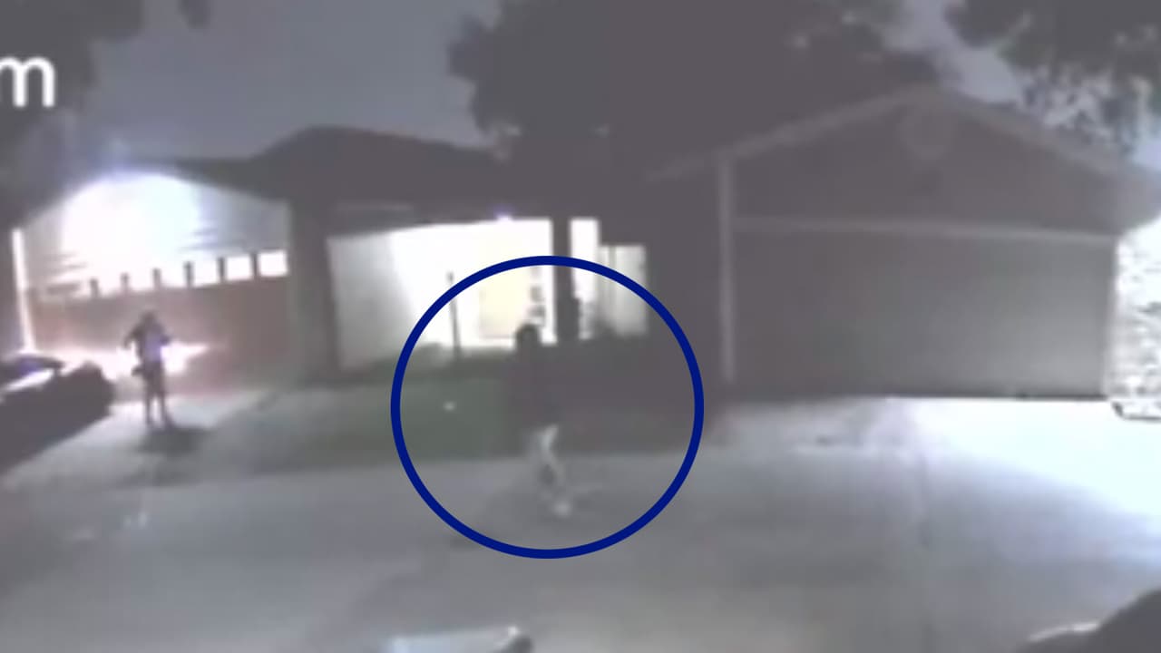 Mientras caminaba sacó un arma y le exigió a la mujer que le entregara su bolso de mano